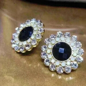 Vintage rhinestones flower shaped earrings